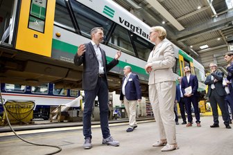 Vogtlandbahn braucht 100 neue Leute: Welche Berufe vor allem gesucht werden - Werkstattleiter Benjamin Drechsler erläuterte Ministerin Regina Kraushaar die Pläne zur Erweiterung.