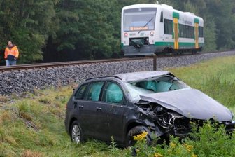Vogtlandbahn kollidiert mit Auto - Fahrer schwerverletzt - Zirka 20 Meter wurde der VW Golf Kombi vom Regio-Shuttle der Vogtlandbahn nach der Kollision auf dem Bahnübergang mitgeschleift, ehe er die Böschung herunterrutschte.