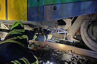 Vogtlandbahn kollidiert mit Einkaufswagen: Auswirkungen auf Zugverkehr - Bundespolizei sucht Zeugen - Einsatzkräfte der Freiwilligen Feuerwehr Treuen entfernten den Einkaufswagen, der sich unter dem Zug der Vogtlandbahn verkeilt hatte.
