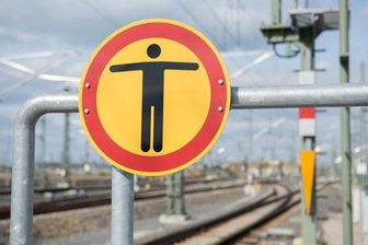 Vogtlandbahn kollidiert mit Gegenständen auf Gleisen -