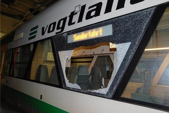 Vogtlandbahn: Scheibe zerstört - Zerstörte Scheibe am Zug der Vogtlandbahn.