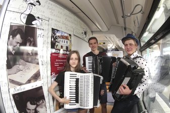 Vogtlandbahn transportiert Vater-und-Sohn-Geschichten -  Natalie Mocker, Jonas Gäbler und Jonas Scherzer vom Vogtlandkonservatorium "Clara Wieck" in Plauen spielten auf der Jungfernfahrt auf. 