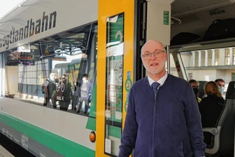 Vogtlandbahn: Vielfahrer aus Grünbach vermisst Präsenz der neuen Zugbegleiter - Nicht 100 Prozent zufrieden mit dem Service der Vogtlandbahn: Vielfahrer Nikolaus Schönherr.