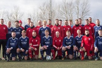 Vogtlandbesuch hilft Rostockern - Ihre beiden Heimspielstätten liegen 500 Kilometer auseinander: Dennoch pflegen die SG Jößnitz (blaue Kleidung) und der SV Warnemünde (rot) aus Rostock eine Sportfreundschaft.