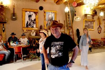 Vogtlandcowboys haben neuen Saloon bezogen - Bernd Stemmler ist der Vogtlandcowboy aus Plauen. Mit seinen Linedancern ist er inzwischen vom Stadtzentrum nach Reißig gezogen. Der neue Saloon ist nun in der "Alten Schweinemast". 