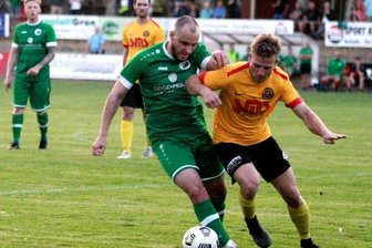 Vogtlandderby auf Augenhöhe - Der Oelsnitzer Carlos Ebenhöch (links) im Zweikampf gegen den Auerbacher Albert Löser. Mit einem 1:1 eröffneten die beiden vogtländischen Teams am Freitagabend die neue Saison in der Fußball-Landesklasse.