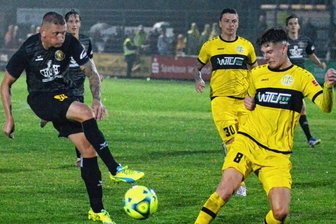 Vogtlandderby: Freundschaft ruht für 90 Minuten - Eine Szene aus dem Hinspiel: Der Torschussversuch von Marc-Philipp Zimmermann (links) wird von Tim Limmer abgeblockt. Am dritten Spieltag der Saison entführte der VFC Plauen mit einem 3:1-Erfolg die Punkte aus Auerbach. Gelingt dem VfB am Sonntag die Revanche?