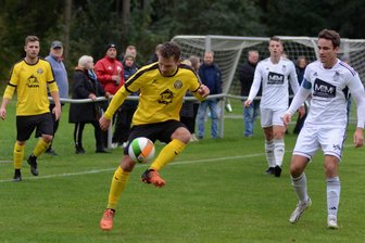 Vogtlandderbytime in der Fußball-Sachsenklasse: Auerbach II will hoch, Irfersgrün will oben bleiben - Auerbachs Markus Möckel bringt Ball hier gegen Syrau den Ball unter Kontrolle. Der VfB II spielte in diesem ersten Vogtlandderby noch 3:3, klappt im zweiten gegen Irfersgrün jetzt mehr?