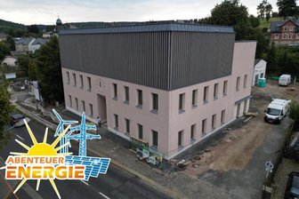 Vogtlanddorf läuft beim Energiesparen voraus: Trotz dunkler Fassade hat Ellefelds Bürgerhaus eine grüne Seele - Das H34 in Ellefeld wurde auf Energie-Ersparnis getrimmt.