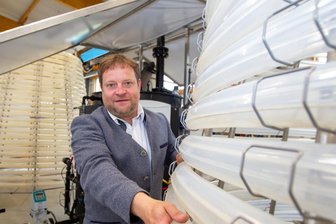 Vogtlandfirma baut Reaktor zur Algenzucht für Saudi-Arabien - Geschäftsführer Andreas Spranger an dem in Plauen montierten Algenreaktor für Saudi-Arabien: Der kegelstumpfförmige Aufbau der Anlage soll eine optimale Lichtversorgung sicherstellen und so verhindern, dass die in den Schläuchen heranwachsenden Mikroalgen Schatten werfen. 