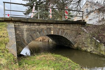 Vogtlandkreis baut neue Brücke in Oelsnitzer Ortsteil - Die Brücke in Raasdorf wird ab März für gut 600.000 Euro durch einen Neubau ersetzt.