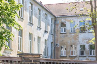 Vogtlandkreis gibt Asylbewerberheim Plauen vorzeitig auf - Unterkunft entsteht in Reichenbach - Im Streit um Sanierungs-Rückstau hatte die Stadt Plauen dem Landkreis den Mietvertrag für das Asylbewerberheim gekündigt.
