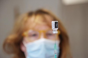 Vogtlandkreis kämpft mit Werbekampagne und Kooperationen gegen Impfmüdigkeit an - Standen die Vogtländer im Frühjahr noch Schlange vor dem Impfzentrum im Treuener Ortsteil Eich, waren dort für den Mittwoch gerade einmal 68 Impftermine reserviert - bei einer Kapazität von 1500 Impfungen täglich.