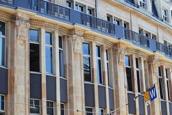 Vogtlandkreis: Landratsamt-Mitarbeiterin soll internen Corona-Bericht an Außenstehende verschickt haben - Das Landratsamt in Plauen: Teile eines internen Corona-Lageberichts aus dem Gesundheitsamt des Vogtlandkreises sind jetzt an die Öffentlichkeit gelangt.