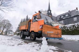 Vogtlandkreis mahnt Autofahrer zur Vorsicht: „Ab Mittwoch droht der Winter“ - Der Winter naht: Meteorologen sagen für die kommenden Tage Schneefall in Sachsen voraus.