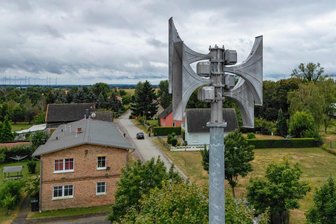 Vogtlandkreis modernisiert Sirenen: Wie die Menschen in Ellefeld besser gewarnt werden sollen - Eine Sirene ist über dem Dorf zu sehen. Der Vogtlandkreis will bis 2035 neue Anlagen errichten.