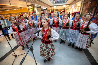 Vogtlandkreis pflegt Partnerschaft mit polnischem Landkreis Kielce - 2024 war Polen Gastland beim Europäischen Bauernmarkt in Plauen - hier die Gruppe Morawica.
