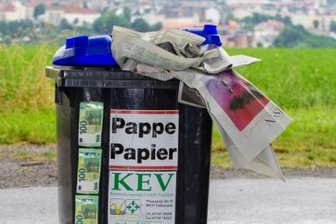 Vogtlandkreis prüft Altpapier-Gebühr: Kritik an Plänen des Landrates - Im Einzelfall ein paar Euro, in der Summe käme einiges zusammen: Die Kreisbehörde denkt daran, ab 2027 für die Entsorgung des Wertstoffes Papier eine Leerungsgebühr einzuführen. Was kommt als nächstes? 