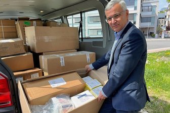 Vogtlandkreis: Sanitätsgüter-Transport in die Ukraine rollt - Landrat Rolf Keil (CDU) überzeugte sich am Mittwoch vor der Abfahrt des Hilfstransportes vom ordnungsgemäßen Zustand der Ladung.