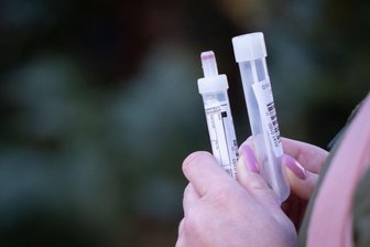 Vogtlandkreis stellt Lockerungen der Corona-Auflagen in Aussicht - Eine Frau hält Zubehör für einen Coronatest in den Händen.