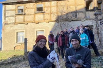 Vogtlandkreis stoppt Taubenhaus-Projekt in Brockau: „Wir sollen sie freilassen? Das wäre Aussetzen von Haustieren“ - Aus dem Taubenhaus von Brockau wird doch nichts. Vorn Katja und Rüdiger Sagan bei einem Arbeitseinsatz im Januar.