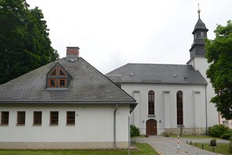 Vogtlandkreis verkauft ehemalige Kirche für 109.000 Euro - Die Nicolaikirche in Auerbach mit ihrem Anbau.