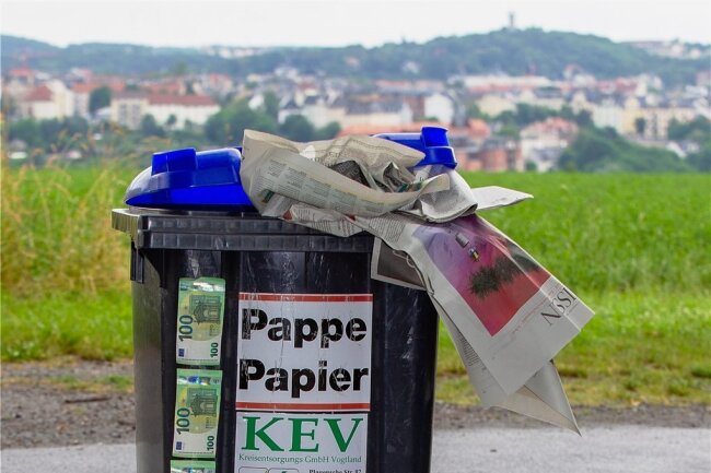 Vogtlandkreis verspricht: Trotz steigender Müll-Kosten geringere Belastung der Gebührenzahler - Papiertonne, Papierabholung