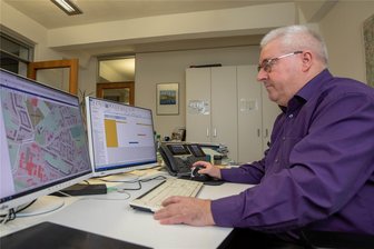 Vogtlandkreis: Warum das Landratsamt in Plauen jetzt 600 neue Computer-Bildschirme und 125 Notebooks anschafft - Uwe Lang, Leiter des Amtes für Kataster und Geoinformation im Landratsamt, arbeitet mit zwei Monitoren. Andere seiner Mitarbeiter sind mit drei, im Steuerwesen mitunter auch vier Monitoren ausgestattet.