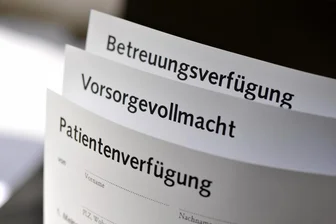 Vogtlandkreis weist auf wichtige Pflegevorsorge hin: Wie Sie sich auf einen medizinischen Notfall vorbereiten sollten - Diese wichtigen Dokumente liegen der Vorsorgemappe bei.