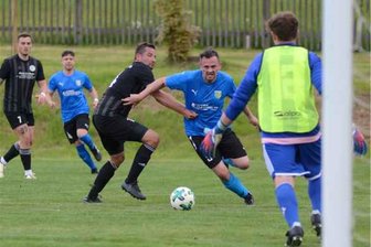 Vogtlandliga-Absteiger SV Kottengrün in Torlaune - Der SV Kottengrün, hier Lars Trippner (rechts), hat gegen den FSV Klingenthal einen Kantersieg gelandet.