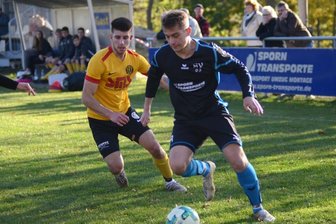 Vogtlandliga: Zehn Mannschaften kämpfen um 8. Platz - Rassige Zweikämpfe, wie hier zwischen Daniel Qayyum (links) vom VfB Auerbach II und Carlos Bardtenschlager vom SV Kottengrün wird es in den kommenden Wochen auf den vogtländischen Fußballplätzen häufig zu sehen geben. Während Auerbach II von der Tabellenspitze grüßt, kämpfen die Kottengrüner um einen Platz in der oberen Tabellenhälfte.