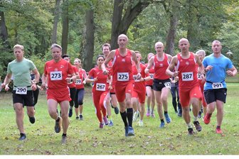 Vogtlandmeisterschaft im Crosslauf in Reichenbach zählt immer weniger Starter: „Es gab schon Jahre, in denen wir 400 Teilnehmer hatten“ - Start der Erwachsenen beim Crosslauf im Reichenbacher Stadtpark über die Sechs-Kilometer-Distanz.
