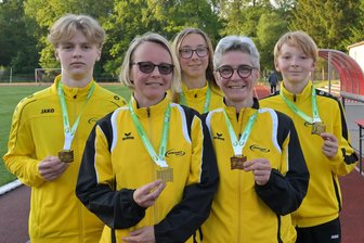 Vogtlandmeisterschaften lange Mittelstrecke und Bahngehen: Reichenbacher Leichtathleten setzen sich in Lengenfeld durch - Die Vogtlandmeister sind ermittelt worden. Im Bild (v.li.) die Geher Benjamin Golle, Constanze Golle, Lara Ackermann, Brit Schröter und Matthes Ackermann vom LAV Reichenbach.