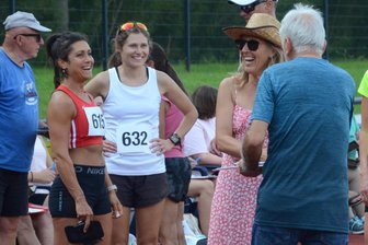 Vogtlandmeisterschaften über zehn Kilometer in Lengenfeld: Wieso einige Teilnehmer nicht starteten - Letzte Gespräche und Infos vor dem Start im Lengenfelder Stadion. Mitgeholfen hat auch Uta Klug vom Treuener LV (mit Hut). Sie verzichtete auf einen Start.