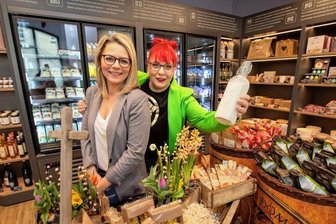 Vogtlandmilch eröffnet Bistro in der Plauener Innenstadt - Susann Fritzsch und Ilka Heine-Höfer (von links) beraten zukünftig in der Kostbar. Auch regionale Landwirte können ihre Produkte hier präsentieren.