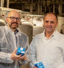 Vogtlandmilch investiert 40 Millionen Euro - Vogtlandmilch-Chef Steffen Dünger (rechts) freut sich über 13,8 Millionen Euro Fördermittel vom Freistaat Sachsen für die Erweiterung des Betriebshofs. Staatssekretär Thomas Kralinski überbrachte den Bescheid. 