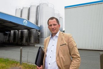 Vogtlandmilch kann expandieren: Plauener Stadtrat stimmt Flächenverkauf zu - Sebastian Singer ist Technischer Leiter bei der Vogtlandmilch. Gemeinsam mit dem Geschäftsführer plant er die Erweiterung.
