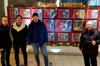 Vogtlandmuseum bestückt Kultur-Adventskalender - Das Kultur-Fenster in den Plauener Kolonnaden ist jetzt ein Adventskalender. Maximilian Naumann, Christian Kühn und Lukas Mathiaschek vom Vogtlandmuseum freuen sich gemeinsam mit Organisator Heinz Tonndorf (von links) auf zahlreiche Besucher.