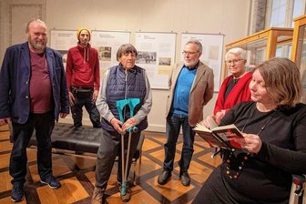 Vogtlandmuseum erinnert an die Bücherverbrennung von vor 90 Jahren - Anlässlich der Ausstellungseröffnung "Verbrannte Orte" im Vogtlandmuseum las die Leiterin des Erich-Ohser-Hauses, Iris Haist (rechts), aus Erich Kästners Buch "Über das Verbrennen von Büchern". 
