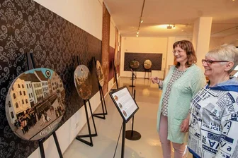 Vogtlandmuseum holt über 200 Jahre alte Schützenscheiben aus dem Depot - Karla Weidlich (rechts) und Simone Lopes da Silva gehörten bereits zu den Besuchern der neuen Ausstellung im Vogtlandmuseum. Sie trägt den Titel "Königliches Schützentreiben - Geschichte erzählt durch Schützenscheiben".