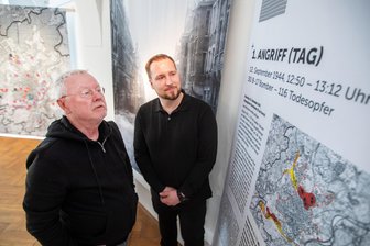 Vogtlandmuseum in Plauen zeigt neue Sonderausstellung - Museumsleiter Sebastian Dressel (rechts) und Historiker Gerd Naumann treffen die letzten Vorbereitungen für die Ausstellungseröffnung.