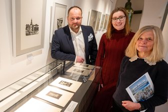 Vogtlandmuseum Plauen verlängert Schau zu Architekt Udo Müller - Udo Müllers Sohn Christoph (v. l.), Stefanie Gäbler (Museum) und Dagmar Groß (Rathaus) in der Sonderschau.