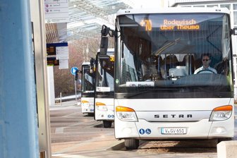 Vogtlandnetz 2019+: Dresden lenkt ein - Feine Sache, der PlusBus. Zeitlich aufeinander abgestimmt starten stündlich die Busse - wie im Bild am Oberer Bahnhof Plauen - zu den anderen Verknüpfungspunkten. Acht PlusBus-Linien gibt es im Vogtland.