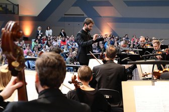 Vogtlandphilharmonie begeistert junge Zuhörer in Schwarzenberg - Dirigent Simon Edelmann stimmte die jungen Zuhörer geschickt auf das Konzerterlebnis ein.