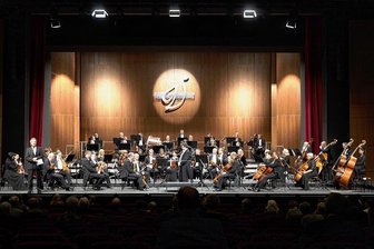 Vogtlandphilharmonie Greiz/Reichenbach beendet Sinfoniekonzert mit ukrainischer Nationalhymne - Stellvertretend für alle Mitarbeitenden im Orchester erklärte sich GMD Stefan Fraas solidarisch mit den Menschen in der Ukraine. Er forderte ein sofortiges Ende der Waffengewalt und die Rückkehr an den Verhandlungstisch. "In unserem Orchester spielen Musiker aus 16 Nationen." unterstrich er und verurteilte die Offensive des russischen Militärs als barbarisch und verbrecherisch. Das Orchester wolle deshalb "mit den Mitteln der Kunst gegen dieses Unrecht ein Zeichen setzen".