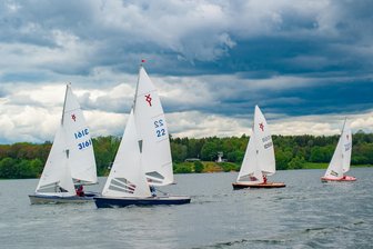 Vogtlandpokal: 40 bis 50 Boote segeln auf der Talsperre Pöhl - Die Talsperre Pöhl ist ideal zum Segeln. Das Foto entstand zur Pfingstregatta 2024 beim Start der Klasse Ixylon.