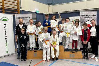 Vogtlandpokalturnier in Rodewisch: Talentierte Judoka überzeugen mit Top-Platzierungen - Beim Vogtlandpokalturnier: Die Rodewischer Sportler mit Trainer Eric Luderer (links) und Vize-Olympiasiegerin Kerstin Teichert (rechts).