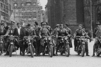 Vogtlands Biker-Pionieren auf der Spur - Vogtland-Biker 1936 vor der Nürnberger Frauenkirche. Der Motorradklub Triumph Mylau besuchte bei der Ausfahrt nach Bayern sicher auch die Triumph-Werke.