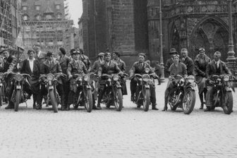Vogtlands Biker-Pionieren auf der Spur - Vogtland-Biker 1936 vor der Nürnberger Frauenkirche. Der Motorradklub Triumph Mylau besuchte bei der Ausfahrt nach Bayern sicher auch die Triumph-Werke.