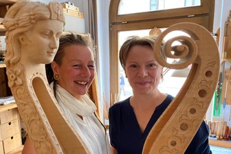 Vogtlands einzige Geigenbaumeisterin: Leute, passt auf - sonst bricht euch hier eine Tradition weg - Geigenbaumeisterin Romy Rode (rechts) und Stephanie Däubert am Rande der Feier zum Zehnjährigen im Werkstattatelier Rode in Reichenbach am Mittwoch. Geigenbau, sagt die Meisterin, vereint im Grunde vier Berufsbilder: Restaurator, Feinmechaniker, Malerei und Bildhauerei - diese drücken sich auch in der Form dieser Schnecken aus.